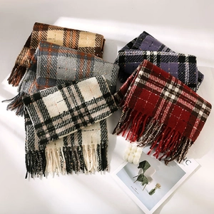 Flauschige karierte Fransenschals in verschiedenen Farben für Winterwärme und Stil