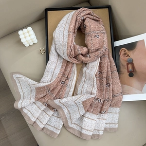 Sciarpa in cotone e lino beige con motivo paisley da donna in uno stile elegante