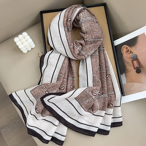 Elegante sciarpa da donna con motivi paisley e scacchi in cotone e lino marrone e beige