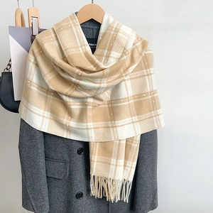 Écharpe d'hiver classique à carreaux beige et blanc avec franges sur manteau