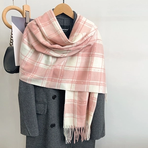 Écharpe d'hiver épaisse à carreaux rose et blanc avec franges sur manteau