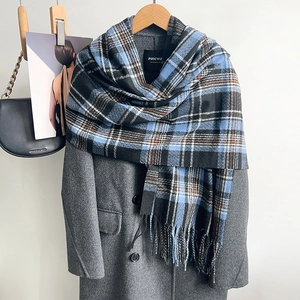 Écharpe classique à carreaux avec texture laine bleu-gris et détails de franges