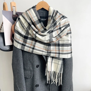 Écharpe d'hiver classique à carreaux crème avec rayures noires et orange et franges