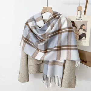 Dicker Winter-Karoschal mit blau-braunen Fransen auf beigem Mantel für Damen