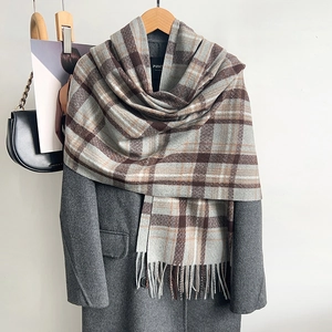 Écharpe épaisse à carreaux gris et marron avec franges pour chaleur et style hivernal