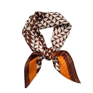 Foulard quadrato rosso e nero con motivo a lettera H e design geometrico stile seta