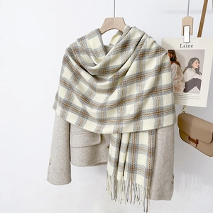 Écharpe classique à carreaux beige et taupe avec franges sur un manteau en laine