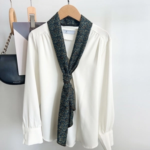 Chemisier blanc à manches longues avec foulard en soie paisley vert foncé