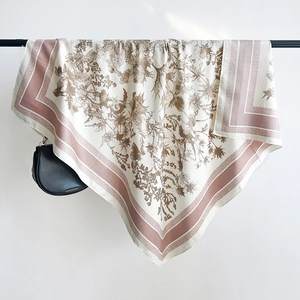 Vue détaillée d'un foulard en soie de luxe avec motifs floraux sur un support suspendu
