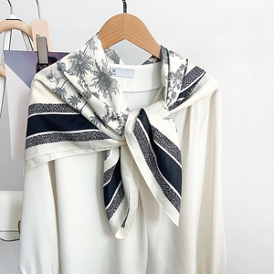 Élégant carré de soie blanc cassé à motif floral et bordures rayées sur cintre en bois