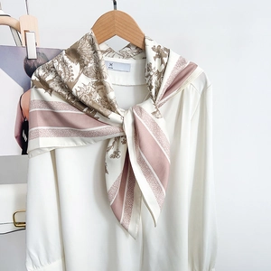 Élégant foulard en soie à fleurs sur un chemisier blanc dans un style minimaliste