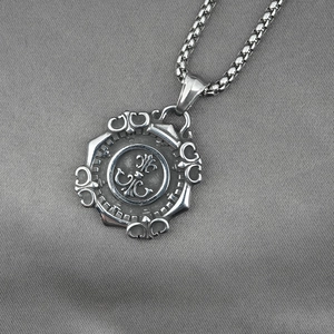 Retro silver star compass pendant necklace in vintage steel with fleur-de-lis carving