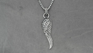 Vue détaillée du collier pendentif plume en argent vintage avec strass scintillants