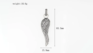 Détail d'un pendentif plume en strass avec poids 10,6g et dimensions 65,3x15,9mm