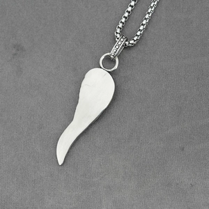 Collier à chaîne box argentée avec pendentif corne cornicello poli sur tissu gris