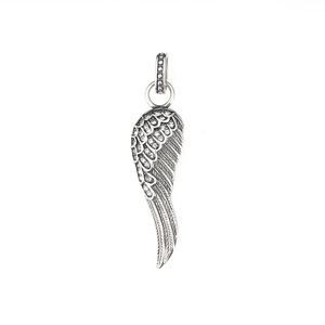 Pendentif plume en argent rétro orné de zircons brillants sur un fond blanc immaculé