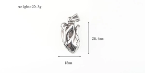 Nahaufnahme des anatomischen Herzanhängers aus Vintage-Stahl mit Aderndetails