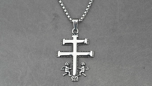 Dettaglio del pendente a doppia croce d'argento vintage con angeli a rilievo e catena box
