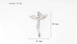 Detailansicht Silberner Engel-Anhänger mit Diamanten, Größe 50,9 mm und Gewicht von 12,9 g