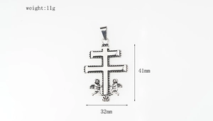 Vista dettagliata del ciondolo croce Caravaca con angeli e misure 41mm x 32mm