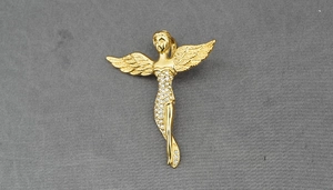 Nahaufnahme des goldenen Engel-Anhängers mit funkelndem Kristallbesatz und Flügeldetails