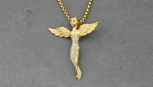 Makroaufnahme des goldenen Engelanhängers mit Strassbesatz und Box-Halskette