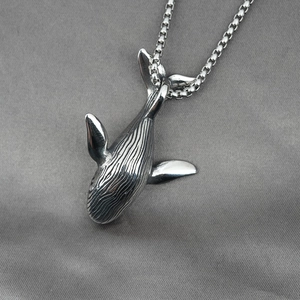Collier rétro avec pendentif baleine en acier inoxydable et chaîne à mailles carrées