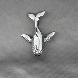 Collier pendentif baleine vintage en acier titane avec textures fines pour hommes