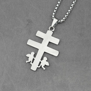Collana con pendente a croce patriarcale con angioletti e catena box in acciaio spazzolato