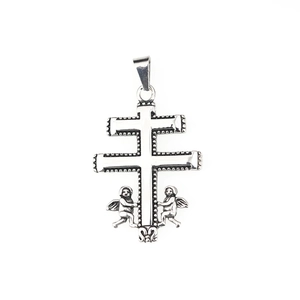 Ciondolo a croce leone in argento vintage con rilievi di angeli e texture ossidata