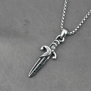 Halskette mit Dolchanhänger im Gothic-Stil aus Edelstahl und schwarzen Zirkoniasteinen