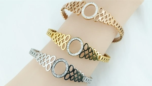 Détails de bracelets joncs géométriques ajourés en finitions or rose, or et argent brillant