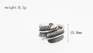 Détail macro d'une bague plume vintage en acier titane oxydé d'une largeur de 15,8 mm