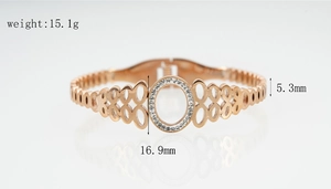 Gros plan d'un bracelet rose doré avec maillons ovales, centre pavé et poids de 15,1g