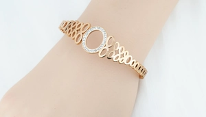 Détail d'un bracelet jonc or rose avec centre ovale et pavage de cristaux brillants