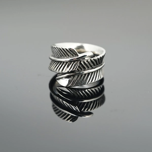 Bague plume vintage en argent oxydé avec design ajustable et détails gravés