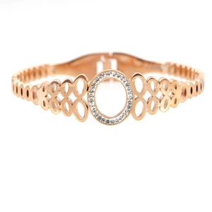 Bracelet à maillons ovales en or rose avec un sertissage central de diamants étincelants