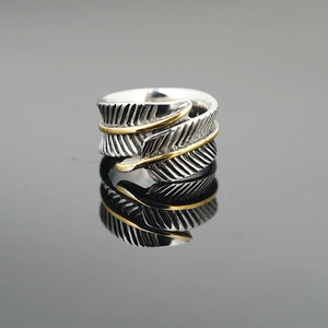 Bague plume vintage en argent oxydé avec accent doré et design ouvert ajustable