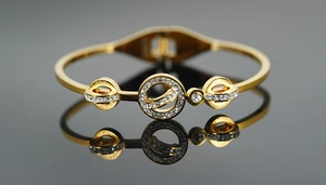 Vue détaillée du bracelet jonc doré avec incrustations de cristaux et chiffres romains