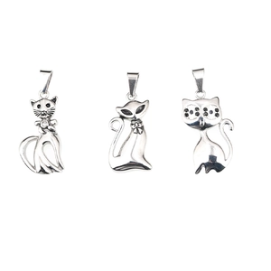 Drie elegante zilveren kattenhangers met fonkelende diamanten op een witte achtergrond