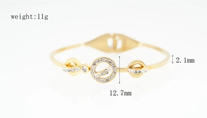 Détails d'un bracelet en acier rose doré avec cercles sertis de zircons et dimensions