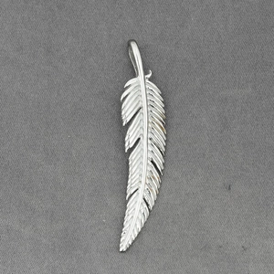 Minimalist feather pendant necklace in polished silver finish for a stylish aesthetic