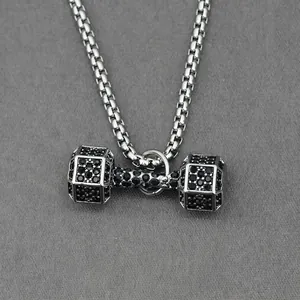Collier avec Pendentif Haltère de Fitness en Acier Inoxydable Zircone Noir Blanc Bijoux de Sport Hip Hop pour Hommes Femmes