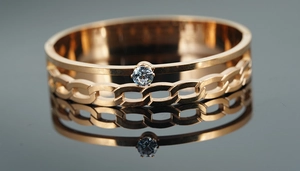 Vue détaillée du bracelet double couche en or rose avec cristal et texture tressée