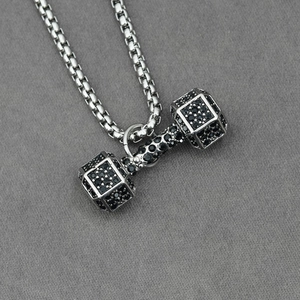 Collier avec pendentif haltère argenté serti de zircons noirs sur une chaîne box