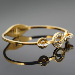 Bracelet en acier titane or rose avec chiffres romains et cristaux de zircone brillants
