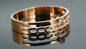 Vue détaillée du bracelet double couche or rose avec zircon brillant et maille tressée