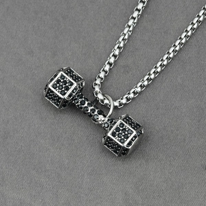 Collier pendentif haltère en argent poli avec zircons noirs et chaîne à perles carrées