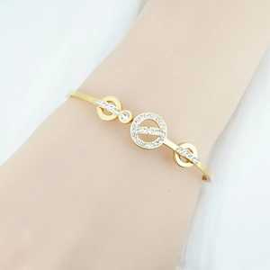 Bracelet jonc en acier or rose avec chiffres romains et cristaux brillants au poignet