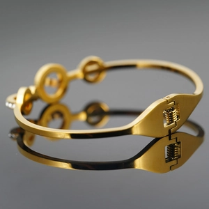 Bracelet en acier titane or rose poli avec anneaux entrelacés et détails en cristaux